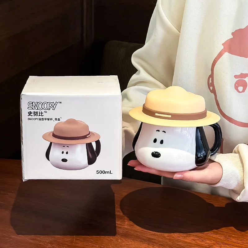 Anime Merchandise Mugs - スヌーピー麦わら帽子デザインの蓋とハンドル付きセラミックマグカップ、高級感のあるコーヒーカップ、自宅やオフィスに最適、キュートなピーナッツ柄のギフトに最適